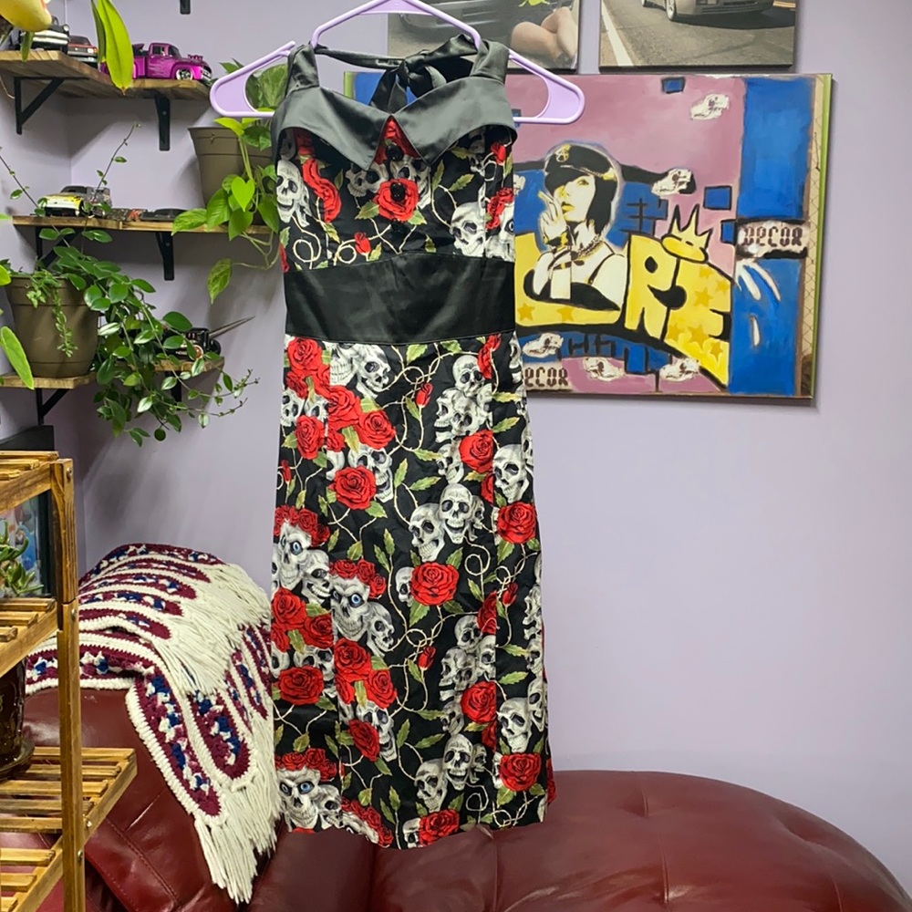 Queen of Holloway skull and rose dress size L